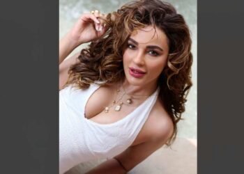 Seerat Kapoor, Actress Seerat Kapoor, Actress Skincare, Homemade Face Mask, Rice Water Mask, DIY Skincare, Vegetable Smoothie, Green Smoothie, Glow Up, Radiant Skin, Natural Beauty, Beauty Secrets, Healthy Skin, Skincare Routine, Detox Smoothie, Beauty Tips, Holistic Beauty, Inside-Out Beauty, Celebrity Skincare, Fitness Routine, Healthy Diet,