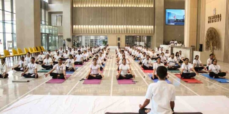 FHRAI Marks World Environment Day with ‘Harit Yoga’ in Ghaziabad 1 FHRAI, World Environment Day, Harit Yoga, Ghaziabad, Yashoda Medicity, Ministry of Ayush, Yoga, Environmental Responsibility, Sustainability, Ecological Balance, Tree Plantation, Narendra Modi, Wellness, Health, Nature, Hospitality Industry, Environmental Stewardship, Community Event,