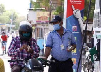 fake helmets, counterfeit helmets, road safety, BIS certified, ISI mark, helmet safety, No Helmet No Fuel, Rajeev Kapur, 2WHMA, UP Government